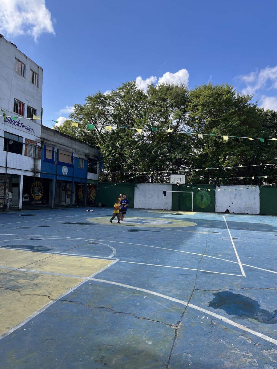 katy11091's tweet photo. サンパウロ大学の隣にあるファベーラ(スラム街)に行ってきました。
元は大学の建設を行なっていた労働者の仮住まいだった所がスラム街として広がっているのだそうです。
現地の方と一緒じゃないと絶対行けない所…
凄い体験をさせて頂いております。 https://t.co/iid5LXPVT0