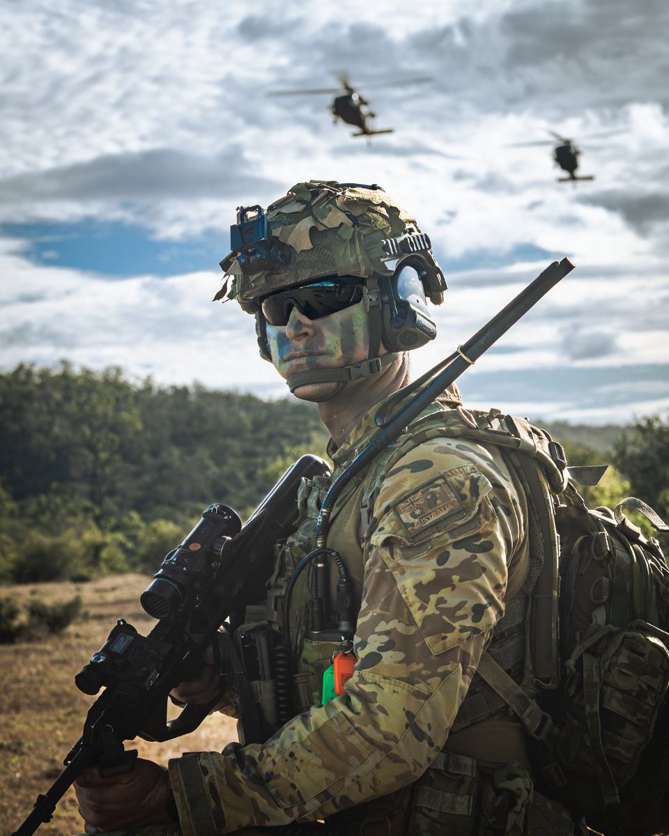 DefenceAust's tweet photo. Land Training 🚁

Personnel from the @AustralianArmy's 16th Aviation Brigade and the 2nd Combat Engineer Regiment conducted a Land Training Activity in 📍 Oakey, Queensland.

This training saw sappers integrate with the UH-60M Black Hawk helicopter to conduct familiarisation training which enables them to support future operations.

#YourADF #AusArmy