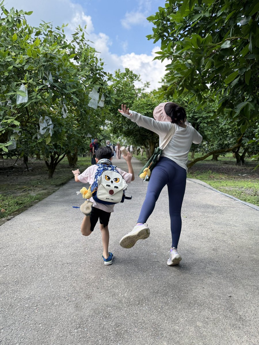 ShumAndrea's tweet photo. Nothing will stop me from having fun 🫣 wrap until like that🤭 cannot recognise ma? 

#familytrip #desarufruitfarm #sunday #aabchia #sunnyday https://t.co/FowUx2Efjg