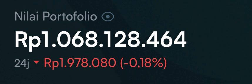 orpheuskaze's tweet photo. Mau cerita sedikit: cara gua dapat 1M rupiah.

Trust itu ternyata langka banget di dunia kerja. Dan menurut gua, banyak kesempatan sama jenjang karier mulai dari satu hal: orang percaya sama kita.

Jujur seumur hidup, gua nggak pernah kebayang bakal dititipin transfer uang sampai 1 miliar rupiah sama bos 😭😭

Bayangin aja, secara teknis orang bisa aja kabur bawa uang segitu. Tapi malah dikasih kepercayaan buat handle hal sebesar itu. Dan ini bukan pertama kalinya gua dikasih tanggung jawab model begini.

Btw duitnya bukan punya gua ya (cuman titip sbntr buat finance)

Dari situ gua sadar kalau skill itu penting, tapi trust kadang lebih mahal dari skill. Orang bisa ngajarin kerjaan, tapi susah ngajarin orang buat bisa dipercaya.

Buat yang lagi kerja atau baru mulai karier:

>jangan anggap remeh hal kecil
>tepat waktu
>update progress tanpa disuruh
>jangan ilang pas ada masalah
>pegang omongan

Kadang promosi, kesempatan, atau angka yang lebih besar datang bukan karena paling jago , tapi karena orang yakin lo bakal beresin.

Pernah nggak kalian dikasih kepercayaan yang bikin mikir, “anjir kok orang ini percaya banget sama gua?” Cerita dong 👇