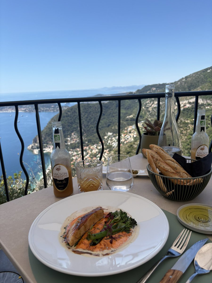 maruimck's tweet photo. エズ村では5つ星ホテルシャトーエザでランチ🍽️
目の前に地中海と断崖の両方が見渡せるパーフェクトなロケーション🌊
息を呑むような絶景の中、手の込んだ美しいお料理をいただきながらゆったりとしたしあわせ空間でした😚🍀
接客もとてもフレンドリーで終始笑顔溢れる夢のような時間だったな🍷 https://t.co/15hnaCUjSv
