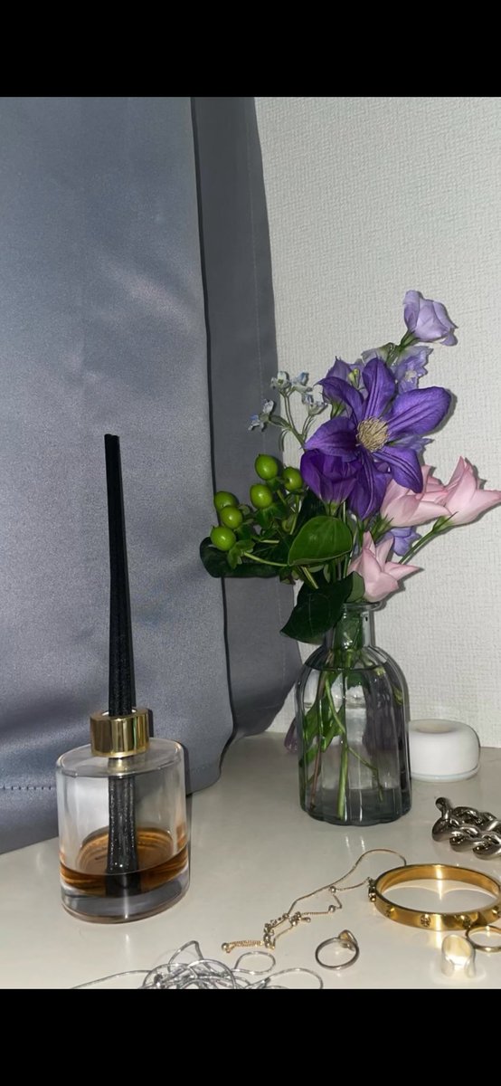 ochiakari's tweet photo. こんなに豊かにお花を飾ったことない！
お花達に応援されてる気持ちになって最高！ https://t.co/FSqrDOGSdj