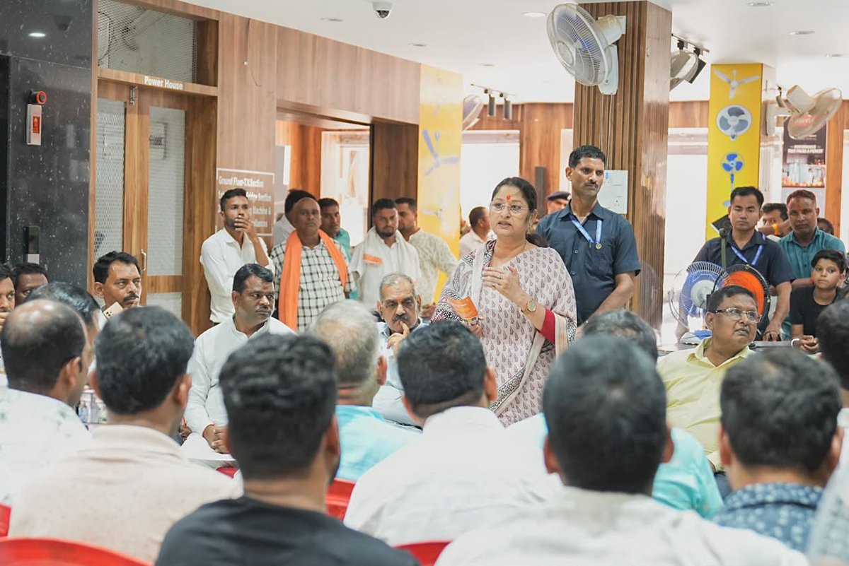 Annapurna4BJP's tweet photo. विशेष जनसंपर्क अभियान के तहत आज राजधनवार स्थित आदित्य विजन में स्वर्णकार समाज के सम्मानित सदस्यों से संवाद किया।

इस अवसर पर माननीय प्रधानमंत्री श्री @narendramodi जी के नेतृत्व में बीते 12 वर्षों की सेवा, सुशासन एवं जनकल्याणकारी उपलब्धियों की जानकारी साझा की। 

चर्चा के दौरान आत्मनिर्भर भारत, डिजिटल क्रांति, गरीब कल्याण, महिला सशक्तिकरण, युवाओं के लिए नए अवसर तथा विकसित भारत के संकल्प जैसे महत्वपूर्ण विषयों पर विस्तार से विचार-विमर्श हुआ।

#12YearsOfSeva