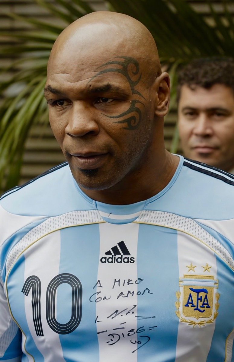 lorheyman's tweet photo. 🚨Mike Tyson with an Argentina 🇦🇷 Jersey signed by Messi before the game 🎯 😍

When the game recognises the game❤️ https://t.co/dK1wGWKUEE