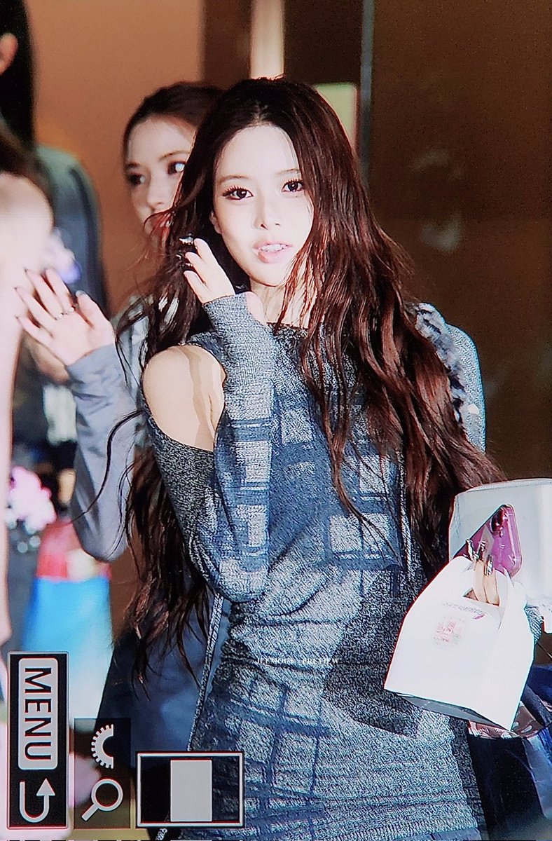 jeeminstime's tweet photo. I love when she looks like vampire

#izna #bangjeemin #방지민 https://t.co/w6EFbGxEL4