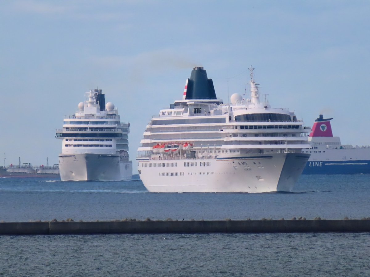 sealionships's tweet photo. #船が2隻入ってる写真をあげよう https://t.co/R3qm7kX1mk