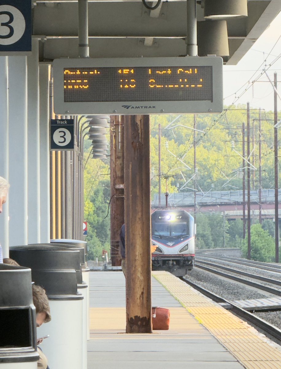 npcphilosopher's tweet photo. goooood morning everyone

it’s train day!!!

i woke up at 5 am i need more coffee https://t.co/2R1Rie4G1D