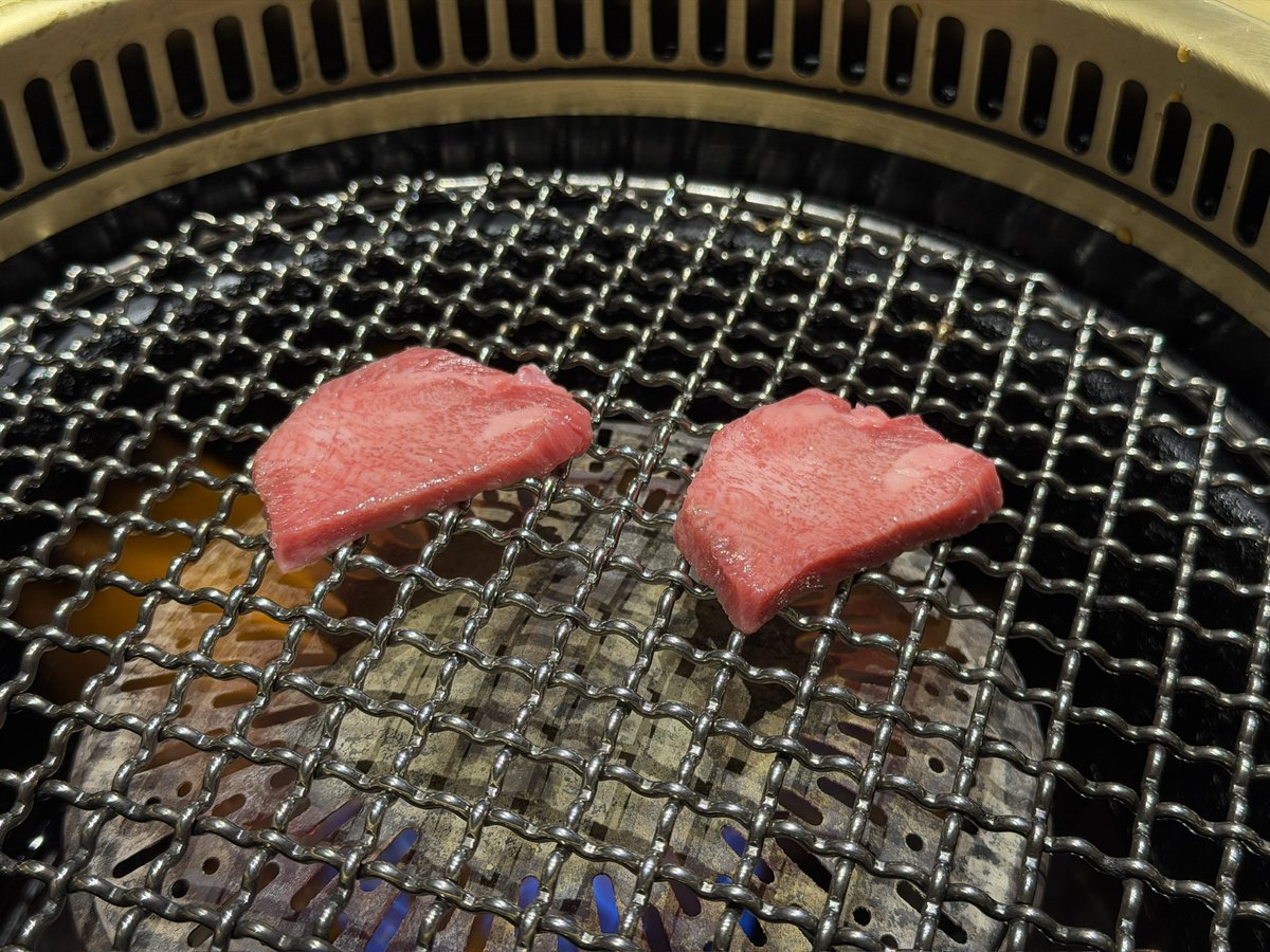 jetdaisuke's tweet photo. 円盤状の物体が炎のように光ったと思ったら次々に牛たちが吸い込まれていったんです https://t.co/hMASAPxGyu