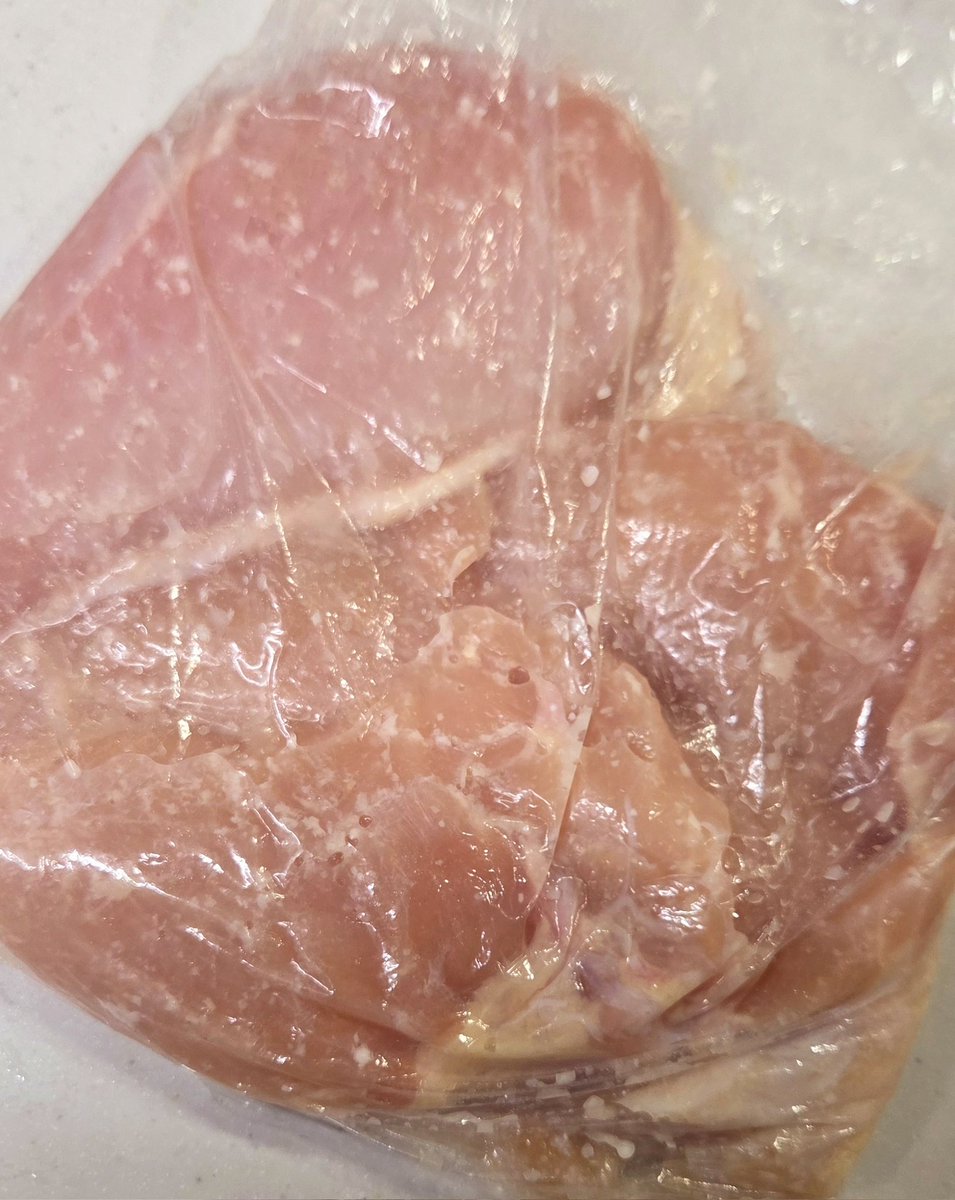 _mimimimaru_'s tweet photo. 昨日から塩麹に鶏胸肉を漬け込んでたみみみです。
夕飯を楽しみにわくわくして帰って来ました。
でも大して柔らかく…。(゜-゜)
思ったより柔らかく…。(゜-゜)
いつもの鶏胸肉の方が柔らかく…。(゜-゜)
しば漬けタルタル。
しば漬け髪色。
#みみみの日常 https://t.co/N1FxuhMjP2