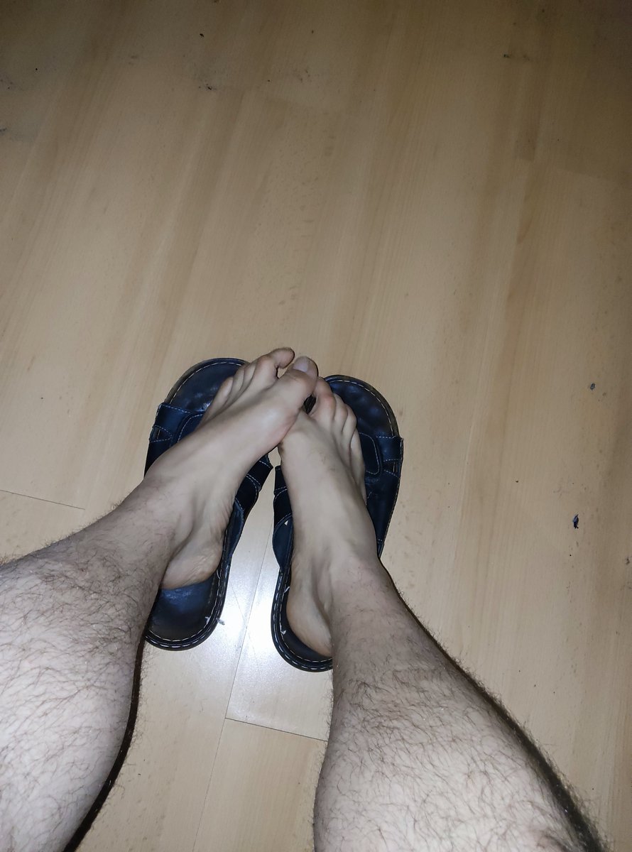 MasterHansMex's tweet photo. Eure klägliche Existenz spielt sich genau hier ab – am Boden. Bevor ihr überhaupt daran denkt, meine DMs zu besudeln, füttert ihr gefälligst meinen Thronelink. Zeigt mir euren Wert in Franken oder Euro. Sofort  #AlphaFindom #Geldcrush #findomslave  #Tribut #PayPig #Findom https://t.co/SHHrOQtwaX