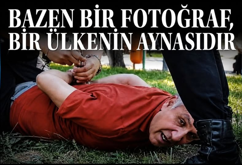 KadinPartisi's tweet photo. BAZEN BİR FOTOĞRAF, BİR ÜLKENİN AYNASIDIR

Yerde ters kelepçeyle etkisiz hale getirilmiş bir sendika başkanı...

Karşımızdaki sadece bir gözaltı fotoğrafı değildir.

Bu kare; eğitim hakkını savunan öğretmenlere, demokratik itiraz hakkını kullanan yurttaşlara ve farklı düşünen herkese devletin nasıl davrandığına ilişkin bir fotoğraftır.

Hukuk, insan onurunu korumak için vardır.
Devlet, vatandaşını ezmek için değil, haklarını güvence altına almak için vardır.
Bugün sendikacılar, gazeteciler, belediye başkanları, siyasetçiler ve yurttaşlar üzerinde artan baskılar; hukukun adalet üretmek yerine siyasetin aracı haline getirildiği yönündeki kaygıları büyütmektedir.

Yıllar sonra insanlar bu fotoğrafa baktığında kimin hangi partiden olduğunu değil; bir ülkede itiraz eden insanların nasıl muamele gördüğünü hatırlayacaktır.

Çünkü bir ülkenin gerçek gücü, vatandaşına ne kadar güç kullandığında değil; vatandaşının haklarını ne kadar koruduğunda ortaya çıkar.

Ve bazen tek bir fotoğraf, sayfalarca rapordan daha fazla şey anlatır.