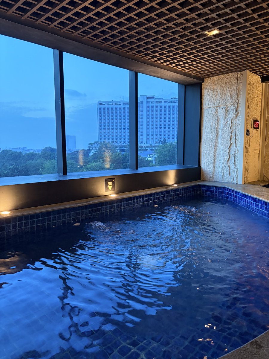 nocturnalcutie's tweet photo. libur sekolah=PRJ BUKA!

kalau mau main ke PRJ plus qtime staycation sama keluarga, ini hotel the best option sih. 5⭐️ di harga 1,2 udah dapet kamar with BATHTUB+sarapan dengan view kayak gini, kolam renang indoor luas, JACUZZI ((my fav)) lokasi?…cuma 10 menit dr PRJ! https://t.co/SXTv24M3ku