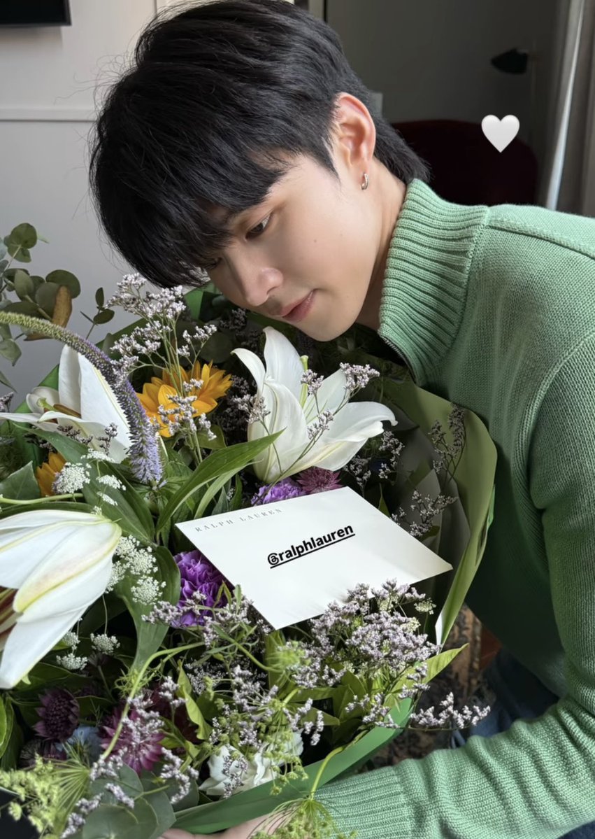 fleurdpine's tweet photo. GW NOBATKAN MEEN NICHA DAN KEMBANG ADALAH MY FAV GENRE, cantikku omegaku biniku dengan feromon white floralnya tsb and the way his shirts always match with the flowers tuh kaya aduuuuh cha you were born for this, memang kamulah kembang dihatiku cha 😞 https://t.co/3sBEbJcjlA