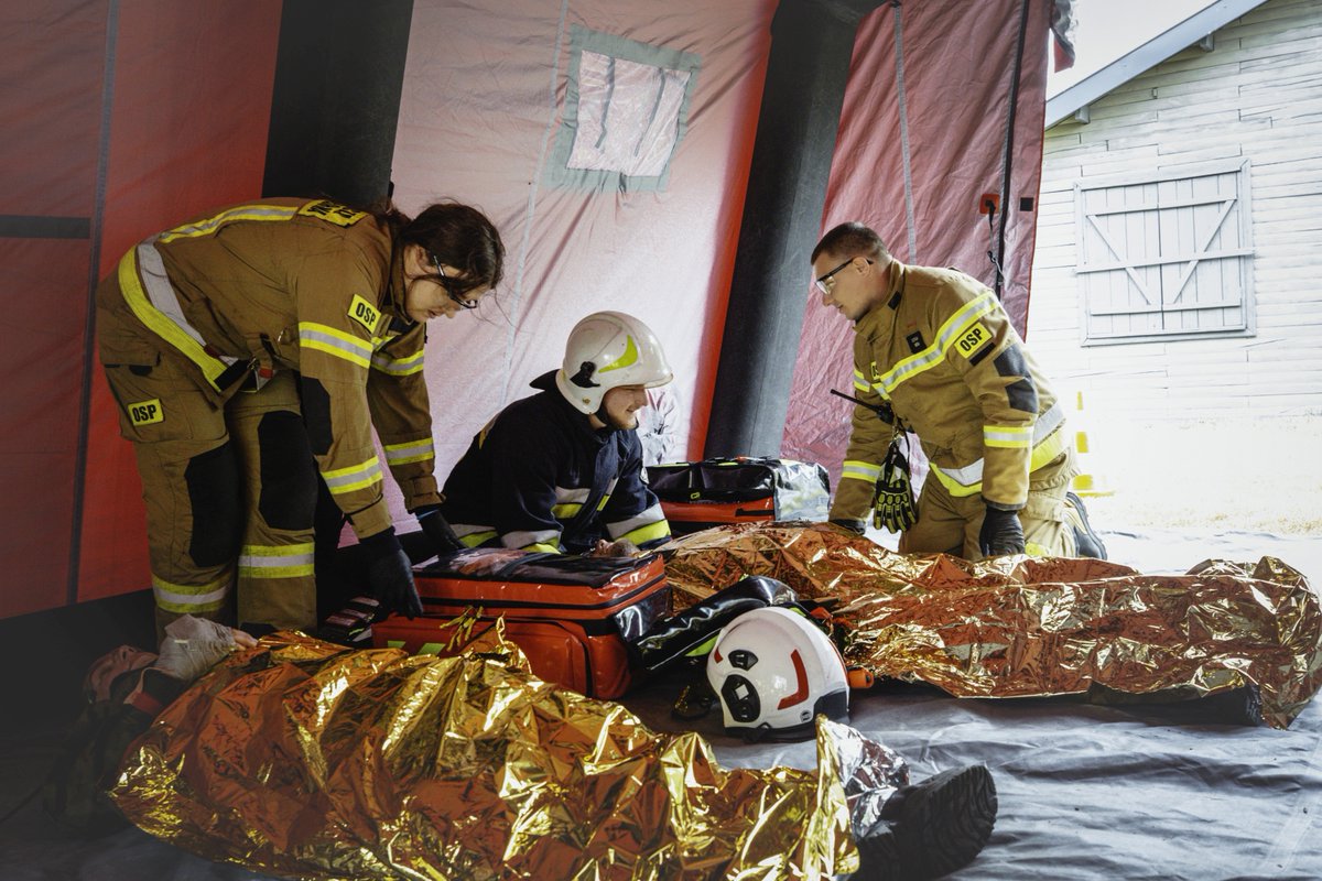 KGPSP's tweet photo. 🚒 Strażacy PSP i OSP z powiatu zwoleńskiego wspólnie z żołnierzami @terytorialsi doskonalili działania podczas ćwiczenia OGNISTA BURZA-26.

📸6 Mazowiecka Brygada Obrony Terytorialnej #6MBOT https://t.co/MNB4MoF7YF