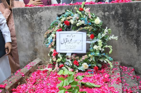 PATofficialPK's tweet photo. نائب صدر پاکستان عوامی تحریک راجہ زاہد محمود قادری کی قیادت میں اعلیٰ سطحی وفد نے کماہاں روڈ قبرستان میں صوفی محمد اقبال شہید کے مزار پر حاضری دی۔

#PAT #PakistanAwamitehreek
#12YearsofInjustice #ModelTownMassacre #justice #JIT https://t.co/6C2HvkPP02