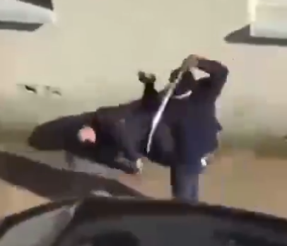 Siopp_X's tweet photo. @Muallim_Bey_ @ww3mediaa herif katanayla polise saldırıyor bizim sivri zekalar da her zamanki gibi suçlu koruyor :d. Siz de haklısınız aman suçluya bir şey olmasın sivile, polise, vergisini ödeyen masum vatandaşa katana geçirilir ne olacak ki canım ama emirlere uyarılara uymayan suçlular başınızın tacı. https://t.co/ukCusRDC8J
