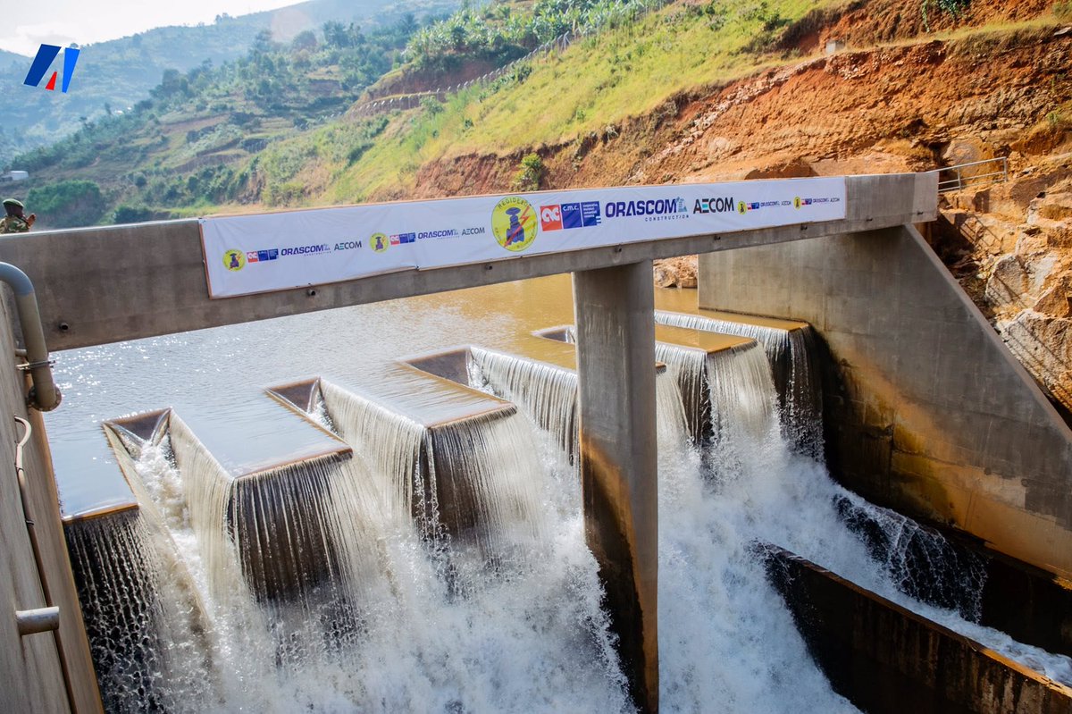 akezanet's tweet photo. 🔴#PHJIMU: Uburundi bwaraye bwakiriye ijana kw'ijana, umugambi w’ingomero zibiri za Jiji na Murembwe, zubatswe kuva mu 2019: Akaba ari umunezero n’icizere gishasha c’iterambere mu gisata c’umuyagankuba.
=============================
Mu gatondo ko kuri uyu wa kabiri 16 Ruheshi 2026, niho Reta y’Uburundi, ibicishije mu Bushikiranganji bw’amasoko ntanganguvu ( @mrmeict ) , n’ishirahamwe @Regideso_bdi, yaraye yakiriye ku mugaragaro, urugomero rwa Murembwe rwari rusigaye mu mugambi w'ingomero @JijiMulembwe (47,5MW), iserukiwe n’Umushikiranganji wa mbere ( @BurundiGov ), @NtahontuyeN, aherekejwe n’Umushikiranganji w’Ikigega ca Reta ( @FinancesBdi), Dr @ndikalain.

📌Uwo mugambi @Phjimubdi watanguye kwigwa neza na neza kuva mu mwaka w’2012, uza gutangura gushirwa mu ngiro mu 2019. Imbere yaho hose hariko hakorwa ibikorwa vy’ibanze n’ivyirwa bihanitse, bijanye n’ibicapo, amabarabara, amasezerano y’abahinga bavyubatse, eka mbere no kwegeranya uburyo buzokora uyo mugambi.

🔹Ni umugambi munini, ugizwe n’ingomero zibiri zitanga Megawatts 47,5 z’umuyagankuba. Hambavu y’iyindi migambi y’iterambere yakomotse kuri uyo mugambi ( Amabarabara y’ikaburimbo, Umuyagankuba mu mazu 700 ahegereye ), uyo mugambi warahaye akazi abantu barenga 1900 bahembwa ku kwezi, hamwe n’abandi benshi bashikiriwe batarinze gukorana ijana kw’ijana n’uyo mugambi.

🔹Uwo mugambi ukaba wakozwe ku madorare angana n’imiriyoni 320 ( 320 Millions USD), yagiye aratangwa n’Ibanki y’isi yose ( @Banquemondiale ), Ibanki y’iterambere rya Afrika (@AfDB_Group ), Ubumwe bwa Buraya (@UEauBurundi ), Ibanki y’iterambere ry’Ubumwe bwa Buraya ( @EIB ) hamwe rero na Reta y’Uburundi ibicishije mw’ishirahamwe REGIDESO.

🔹Inyuma rero y’imyaka yababa umunani izo ngomero zubakwa, ng’izo zamaze kurangira. Zikaba zashoboye gutuma umuyagankuba w’Uburundi wiyongera gushika kuri Megawatts 200 (200MW). Ku bice birenga 25% vy’abarundi bamaze kuronka umuyagankuba, izo ngomero ubwazo zizotuma imihana igera ku 15.000 ironka umuyagankuba, amashirahamwe 7000, hamwe rero n’amahinguriro 1700, bironka kuri uyo muyagankuba. 

📍💬Umunyamabanga ntayegayezwa mu bushikiranganji bujejwe amasoko ntanganguvu, Dr Ir Martin NDAYIZEYE, akaba yarashimiye REGIDESO, ku nguvu zidasanzwe yakoresheje kuva 2021, igihe ibikorwa vyasa n’ibidindiye, kugirango kw’ino sango Uburundi bube bushikiriye izo ngomero, zikora neza. Yasavye kandi abari ngaho bose ko bokorana ishaka kugirango Uburundi bushike ku ntego yabwo yo kuduza Umuyagankuba, kuva ku bice 25% buriko ubu, bushike ku bice 70% mu 2030, hamwe rero n’ibice 100% mu 2040.

📍💬 Mw’ijambo nyamukuru ry’uwo munsi, Umushikiranganji wa mbere Nestor NTAHONTUYE, akaba yarashimiye abafatanyabikorwa bafashije mu bijanye n’uburyo, ubuhinga n’abakozi, kugirango uyo mugambi ushoboke. Akaba yasavye abarongoye abandi mu ntwaro kuzokigingira izo nyubakwa Uburundi buronse, kuko zizoterera bimwe biboneka mu gushika kuri ya mbonakazoza, Uburundi bwifashe mu 2040, n’Uburundi buteyimbere mu 2060. Nayo REGIDESO, akaba yayisavye gucuruza neza uyo muyagankuba kugirango uburyo buzovamwo busahirize Reta, Buramire Abarundi, bufashe no mu kubungabunga izo ngomero.

#lesbeautesdecheznous #akezanet #phjimu #UE #BEI #Banquemondiale #BAD #REGIDESO #Burundi