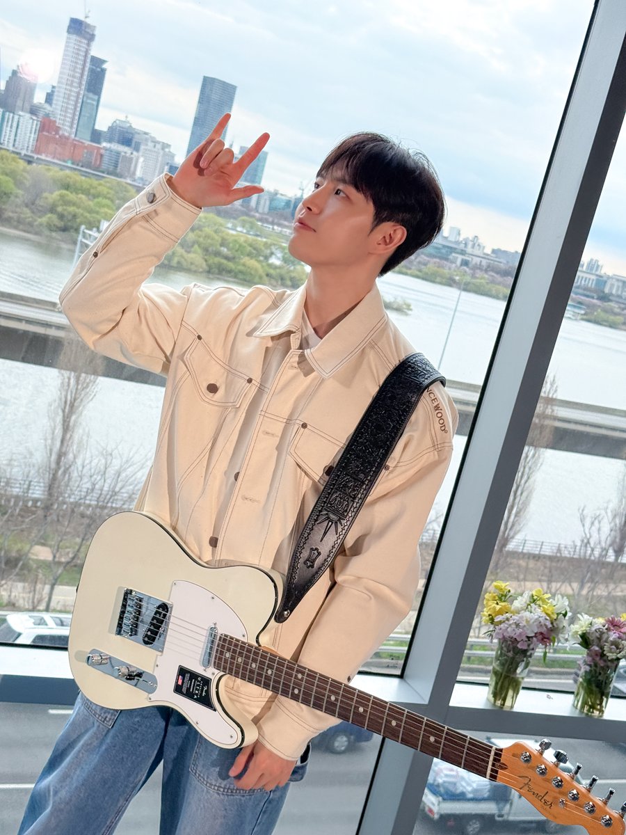 visionmaker4538's tweet photo. 20260617 김재환 유튜브쇼츠에서 버.즈의 곡을 연주한 기타는 펜더의 American Ultra Telecaster 모델입니다 
2023년에 중국팬이 선물한 기타인데 2023년 콘서트 이후 오랜만에 봐서 반갑네요 https://t.co/Hp9g0n4ZRE