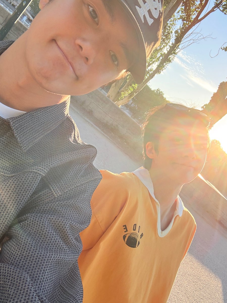chwturtlex's tweet photo. are you trying to gatekeep your man minhyuk? i need to see hyungwon's face too 😭😭 https://t.co/R2aSfbYhf7