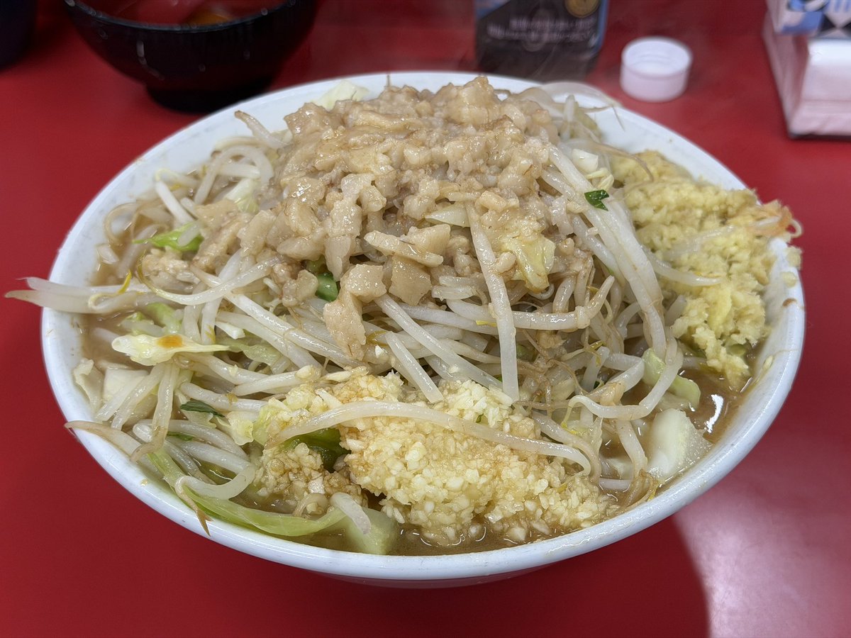 men_wandering's tweet photo. ラーメン二郎 仙台店2。
初めて学生と一緒に。
小ラーメン、全部、生姜。
いつも通り生卵も。
ヤサイ少なかったら言ってねって言われたけど、マジでちょうどよかった。
何度来ても最高ですよ。
美味しくいただきました！ https://t.co/FQ2TmtS7ee