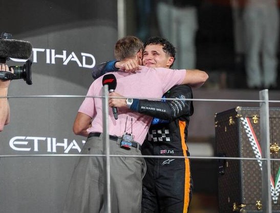 LanMisterU's tweet photo. .°•. •. My favorite Lando hug pics — Thread https://t.co/j2cOo3xouJ