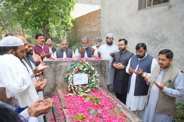 PATofficialPK's tweet photo. نائب صدر پاکستان عوامی تحریک راجہ زاہد محمود قادری کی قیادت میں اعلیٰ سطحی وفد نے کماہاں روڈ قبرستان میں صوفی محمد اقبال شہید کے مزار پر حاضری دی۔

#PAT #PakistanAwamitehreek
#12YearsofInjustice #ModelTownMassacre #justice #JIT https://t.co/6C2HvkPP02