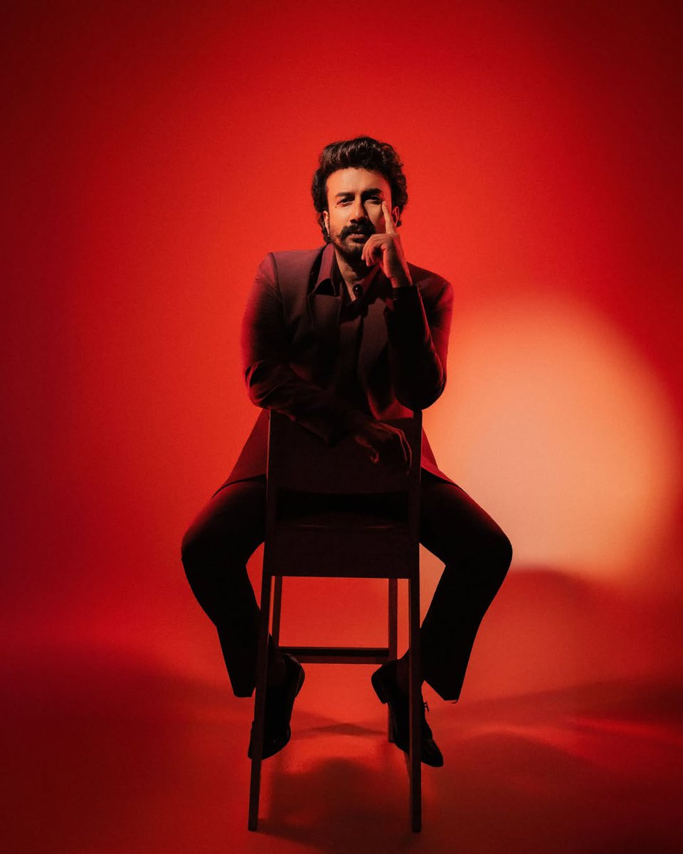 HydTimes's tweet photo. Satyadev embraces bold monochromes and dramatic lighting in a striking new photoshoot that blends old-school charisma with contemporary sophistication.
#Satyadev #Photoshoot #StyleStatement #MensFashion #CelebrityStyle #ActorLife #Tollywood #FashionGoals #HyderabadTimes https://t.co/7ETFy6LaTg