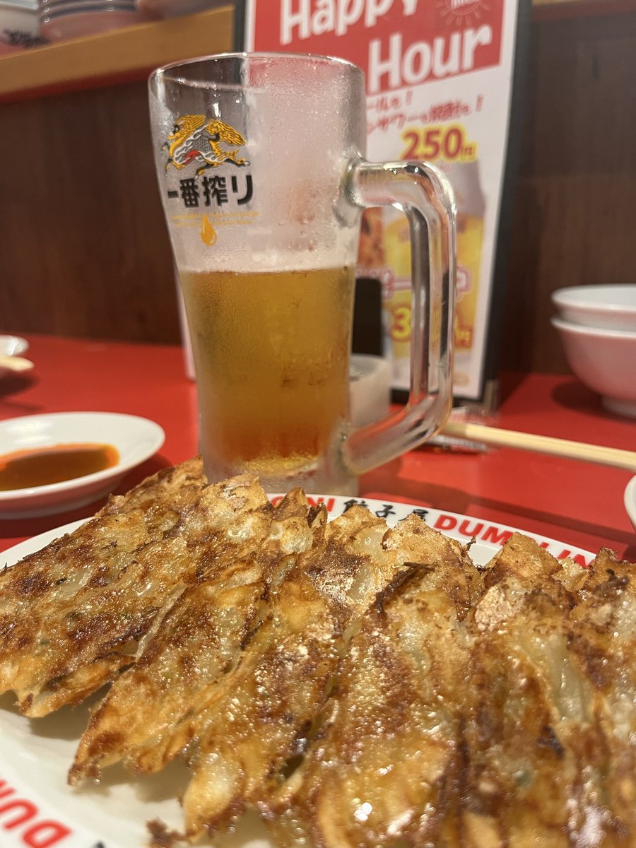 poko3030's tweet photo. 暑いので
餃子🥟で一杯🍺

帰りの電車🚃
ほっともっとの焼肉弁当持った
可愛い子ちゃん

手提げビニールにも入れず
そのまま　焼肉弁当を鷲掴み

昭和のおじさん　目👀が点
時代かね😥 https://t.co/4aM1bH1WDh