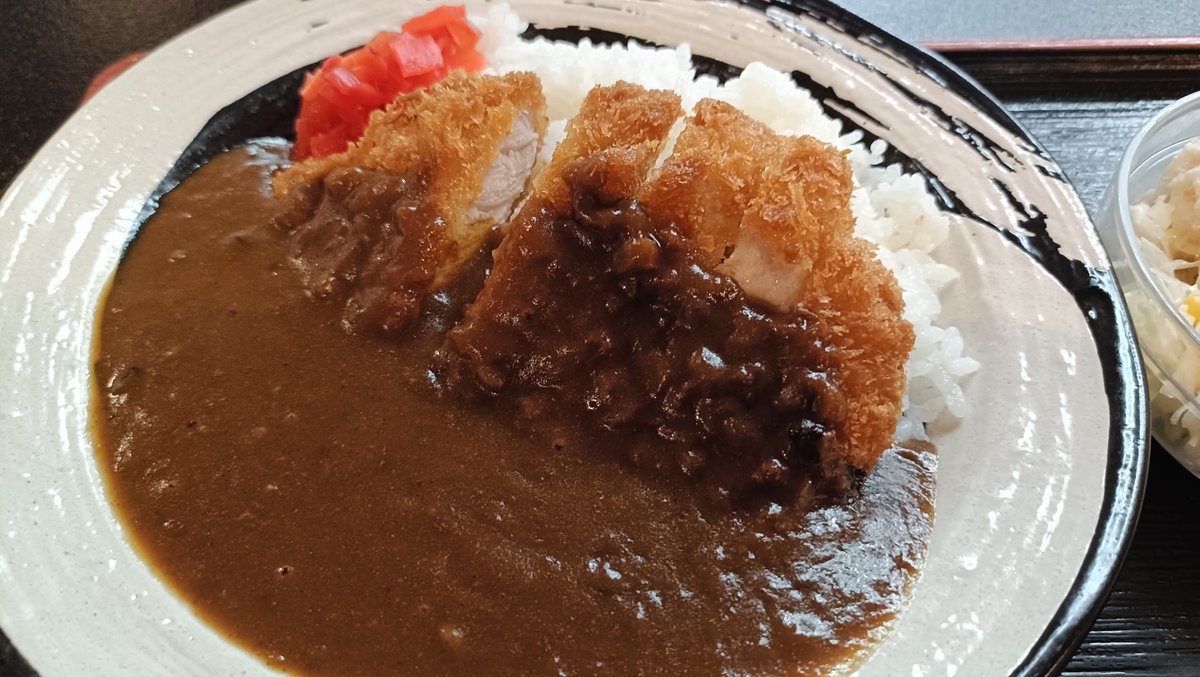 Senpuji1983's tweet photo. 予報で雨降らなくなったから御杖までぶらっと
カツカレー食べに行って、帰ってきてしばらく
バイクのエンジン冷やしてカバーかけようとしたら、
なんかオイルお漏らししとった。
先週土曜にオイル交換して、今日出発するまでは
漏れてなかったけど…　調べた感じドレンワッシャー
がダメになってそう。 https://t.co/vkDks6Rtqr