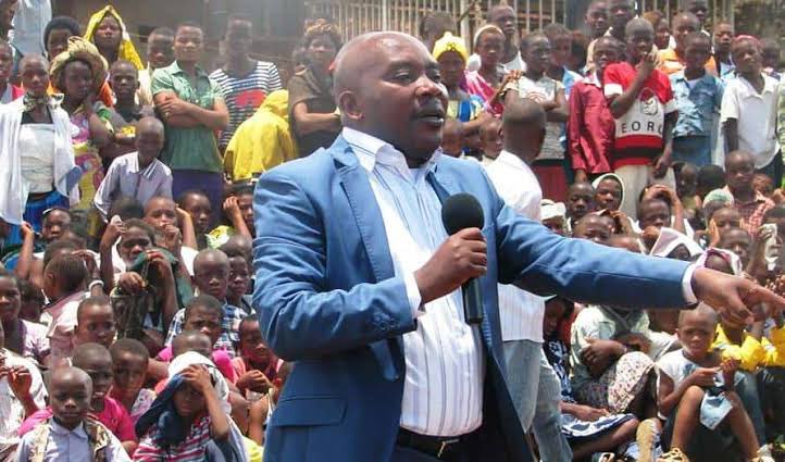sylvainmukend's tweet photo. #RDC : le pasteur Jules Mulindwa interdit d’intervention dans les médias pour 60 jours

Le Conseil Supérieur de l’Audiovisuel et de la Communication (CSAC) a décidé de suspendre le pasteur Jules Mulindwa de toute prise de parole dans les médias congolais pendant une période de 60 jours.

Cette mesure intervient après la diffusion de plusieurs vidéos largement relayées sur les réseaux sociaux, dans lesquelles il aurait tenu des propos considérés comme injurieux, diffamatoires et susceptibles d’inciter à la violence.

La décision est exécutoire avec effet immédiat. Le dossier pourrait par ailleurs être soumis aux autorités judiciaires pour d’éventuelles poursuites.