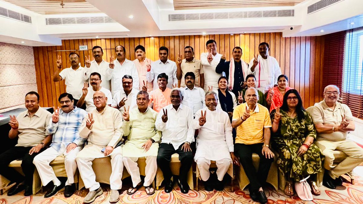 BJP4Jharkhand's tweet photo. एनडीए है तैयार, कांग्रेस होगी दरकिनार।✌️ https://t.co/g3O2dxADkQ