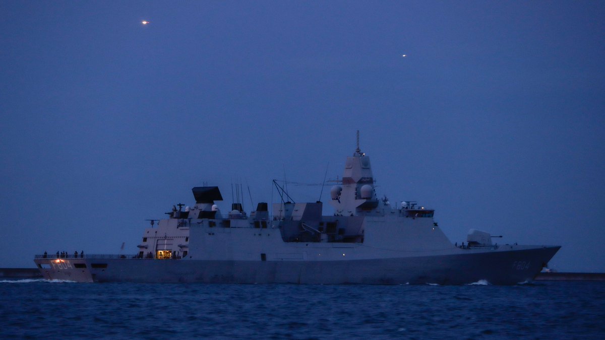 Ocoge_Camera's tweet photo. 2026.6.17

HNLMS De Ruyter (F804)

日没後、東京を出港しました。
夜間での浦賀水道の通航となりますがお気をつけて。 https://t.co/BnTZ207eh2