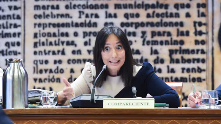Sertorian's tweet photo. @JuanMan74221526 @Rebeca_Torro El juego que le ha dado esta señora a los sagaces reporteros gráficos. Si abre un poco más los ojos va a tener que recogerlos de la mesa. https://t.co/YemrqtHNPt