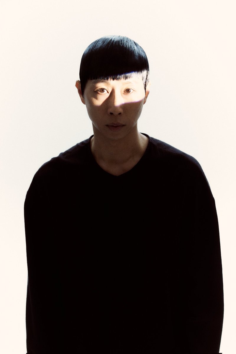 TheZoomAC's tweet photo. 연극 <갈라진 마음들> 배우 소개

윤성원

윤성원은 연극·뮤지컬·드라마를 오가며 폭넓은 활동을 이어온 배우이다. 연극을 향한 오랜 질문과 몸에 대한 깊은 탐구는 맡은 역할마다 고유한 생명과 결을 만들어냈다. <갈라진 마음들>에서는 1인극 형식 안에서, 배우 자신의 몸과 목소리를 전면에 드러내고 우리 사회 속에 남아 있는 분단의 감각을 섬세한 연기로 짚어낸다.

주요 작품
연극_ 태풍, 붉은웃음, 전기 없는 마을, 천 개의 파랑, 이 불안한 집, 벚꽃 동산, 세인트 조앤, 금조 이야기, 템플, 산책하는 침략자, 연꽃정원, 어딘가에 어떤사람 외
⠀
뮤지컬_햄릿:얼라이브, 살리에르, 빨래, 안녕! 유에프오, 어쌔신 외
⠀
드라마_신이랑 법률사무소, 더 글로리, 감자연구소, 언젠가는 슬기로울 전공의생활, 당신의 맛 외

#갈라진마음들 #윤성원 #이소영 #최정우 #프로젝트포란 ⠀

-
2026. 7. 3.- 7. 12.
더줌아트센터
@ᴛʜᴇ_ᴢᴏᴏᴍ_ᴀʀᴛs_ᴄᴇɴᴛᴇʀ
