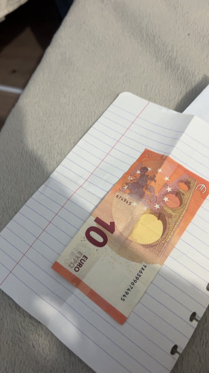 slmk8z's tweet photo. j’avais embrouillé ma sœur ts pas elle m’a fait une lettre d’excuse avec ça coller derrière ? j’ai bien formé la relève (elle a 10ans) https://t.co/XqsTTfhD1g