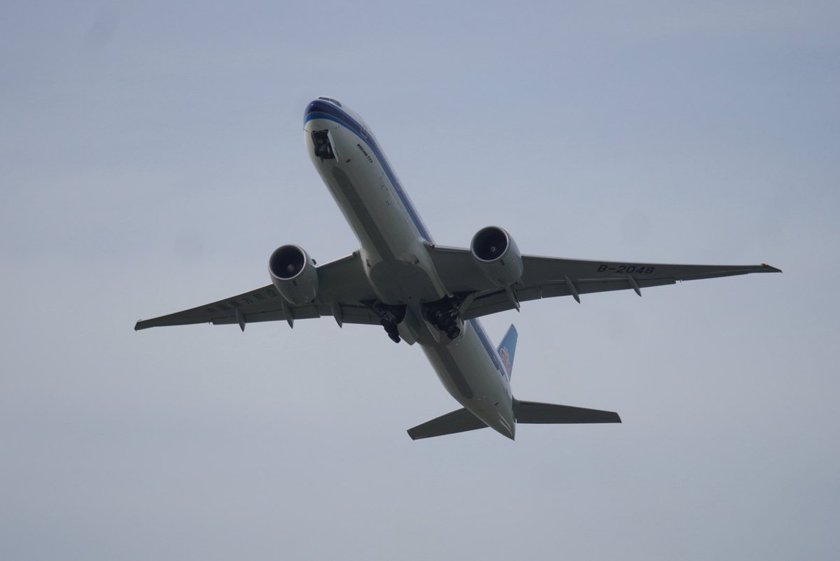 6u_mo's tweet photo. 飛行機は15年以上乗ってないけど
飛行機の写真撮るのは好きなので空港にはたまに行きます https://t.co/1m7QxorUxw