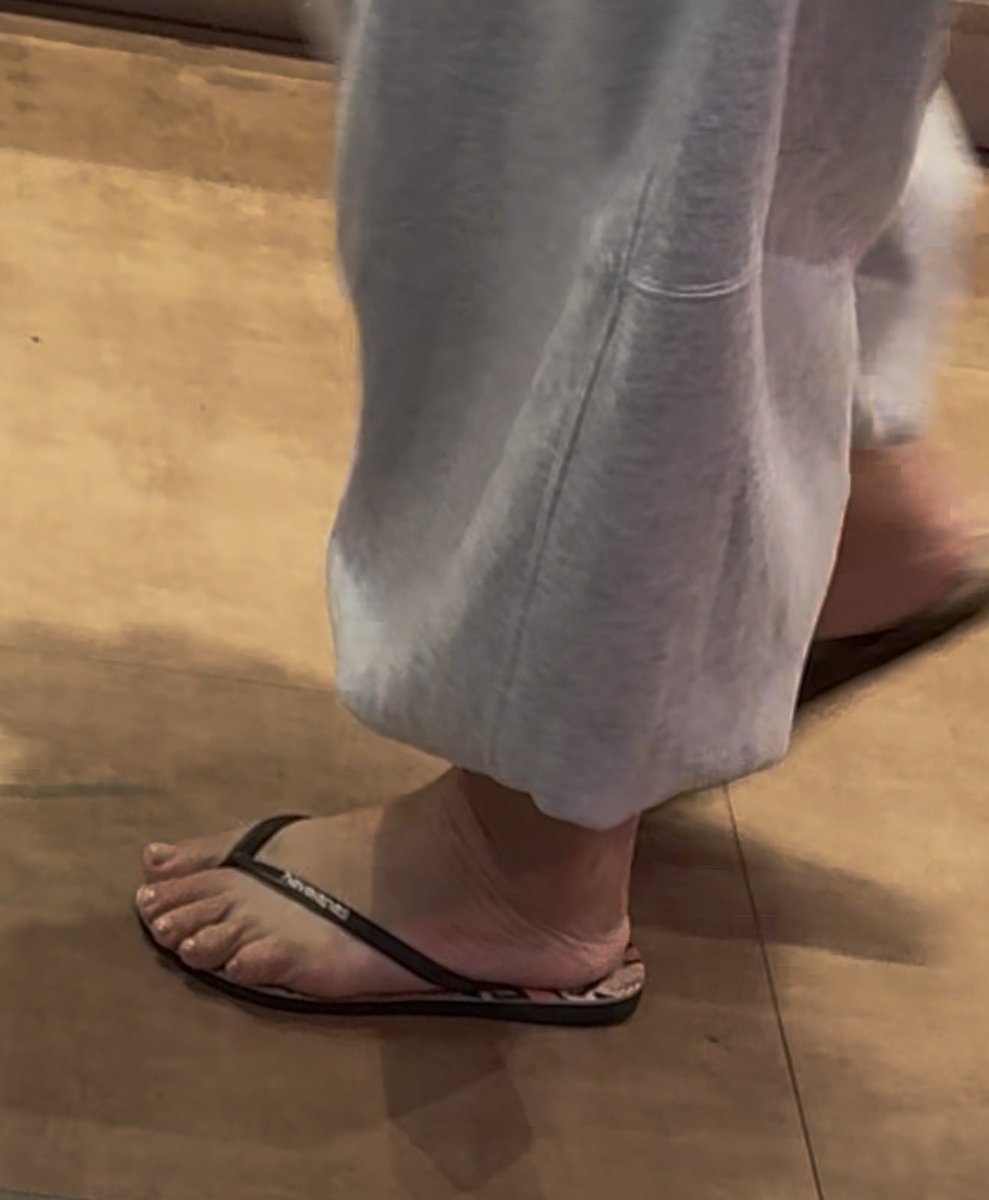 jf23150's tweet photo. Love to see the toes out in summer #toes https://t.co/czln6pWFgu