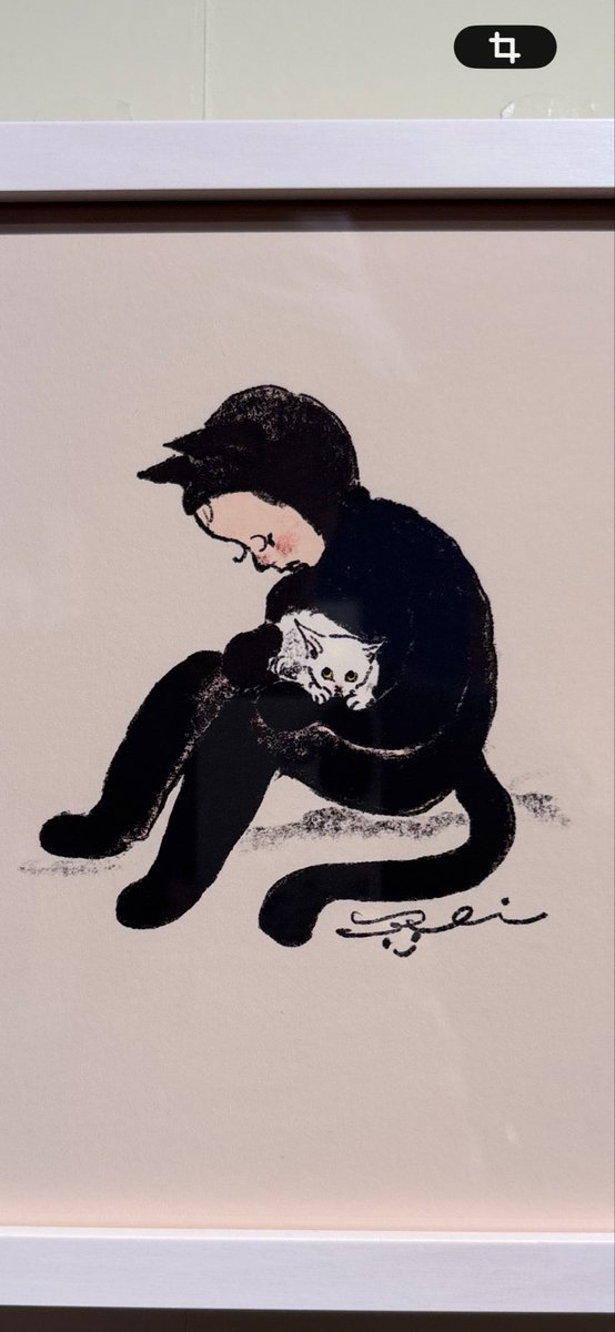 tokyoartmuseum's tweet photo. くらはしれい展（6/29まで）
＠MATSUYAGINZA100 

「猫はいつも耳から描き始める」というイラストレーター・絵本作家、くらはしれいの活動10周年を記念した展覧会。女の子や猫をモチーフにした作品で知られます。手描きのような温かみのある画風ですが、制作にはiPadも活用。  

会場では、AからZまでのキーワードを切り口に作品を紹介。さまざまな構図のイラストが並び、愛猫のトトも登場。さらに、絵本や衣装展示、映像演出などを通して、くらはしれいの世界観を立体的に楽しめる構成に。  

どこか懐かしさを感じさせる色彩や物語性は、『不思議の国のアリス』を思わせる雰囲気。まるで古い絵本の中に迷い込んだような気分になれる展覧会です。

ノスタルジックでかわいらしい、くらはしれいワールド全開の展覧会でした。

https://t.co/gBKxN96jW4