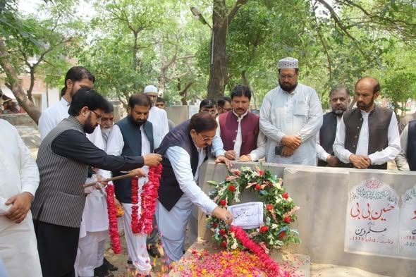 PATofficialPK's tweet photo. سیکرٹری جنرل پاکستان عوامی تحریک خرّم نواز گنڈاپور  نے اعلیٰ سطحی وفد کے ہمراہ مغلپورہ قبرستان میں غلام رسول شہید کے مزار پر حاضری دی۔ وفد نے مزار پر فاتحہ خوانی کی اور شہید کے درجات کی بلندی کی دعا کی۔
#PAT #PakistanAwamitehreek
#12YearsofInjustice #ModelTownMassacre #justice https://t.co/96tICkhzgf