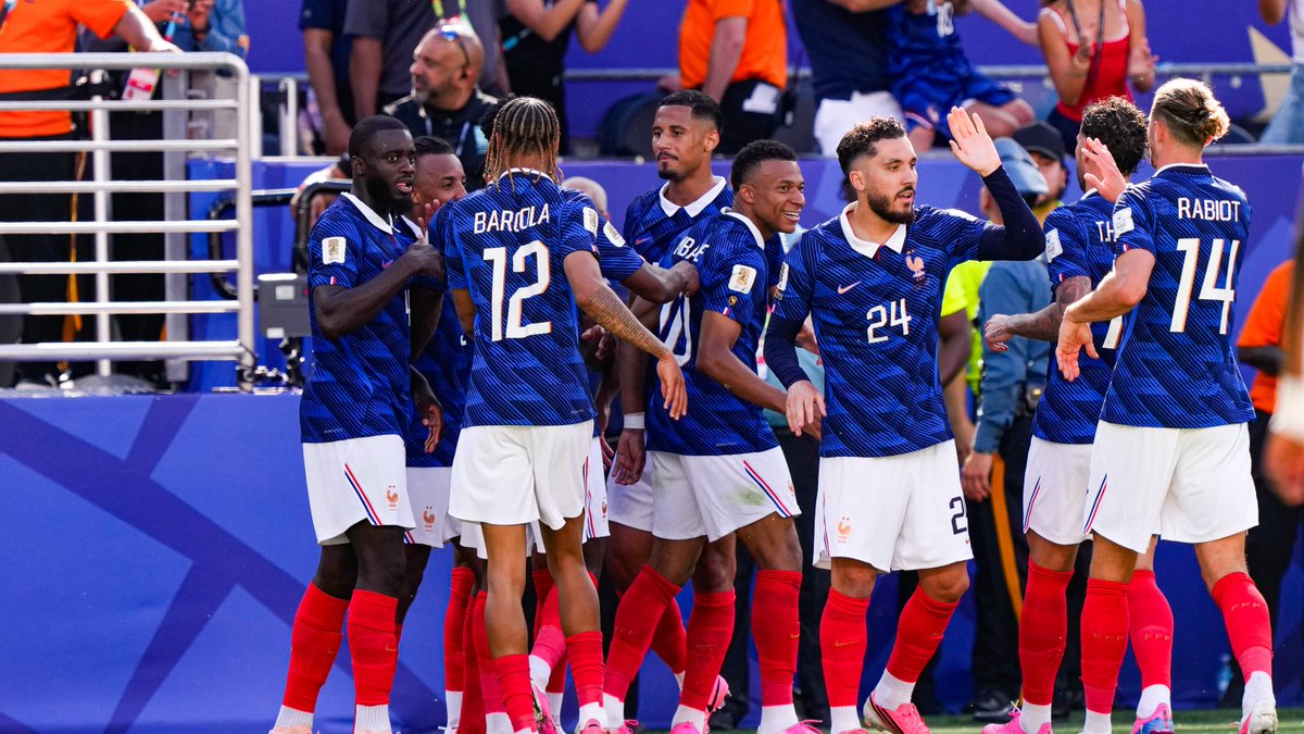 _BeFootball's tweet photo. 🚨 « SI LA FRANCE JOUE À SON VRAI NIVEAU, IL NE DOIT PAS Y AVOIR PHOTO » 🇫🇷

Présent devant France-Sénégal avec Sabri Lamouchi, André-Pierre Gignac estime que les Bleus ont les armes pour faire très mal dans ce Mondial. ⚔️

(@lequipe) https://t.co/qtS93x4qVB