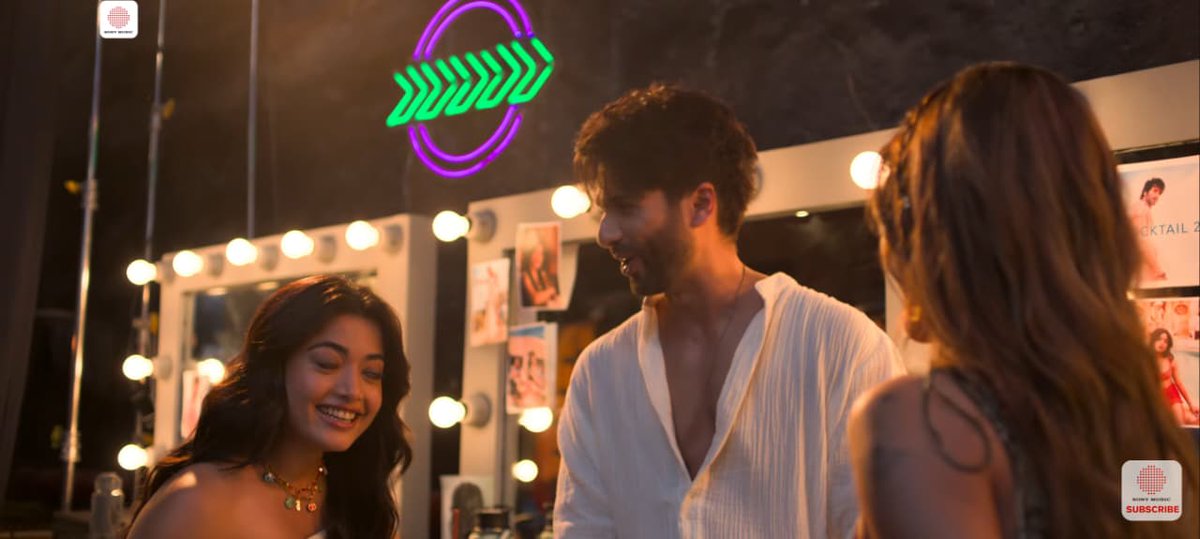 whooishere10's tweet photo. #Cocktail2 bandhu 2.0 brings back all the happy vibes, and Shahid’s moves are the cherry on top 😍🙌🙌 https://t.co/JcksySFdY8