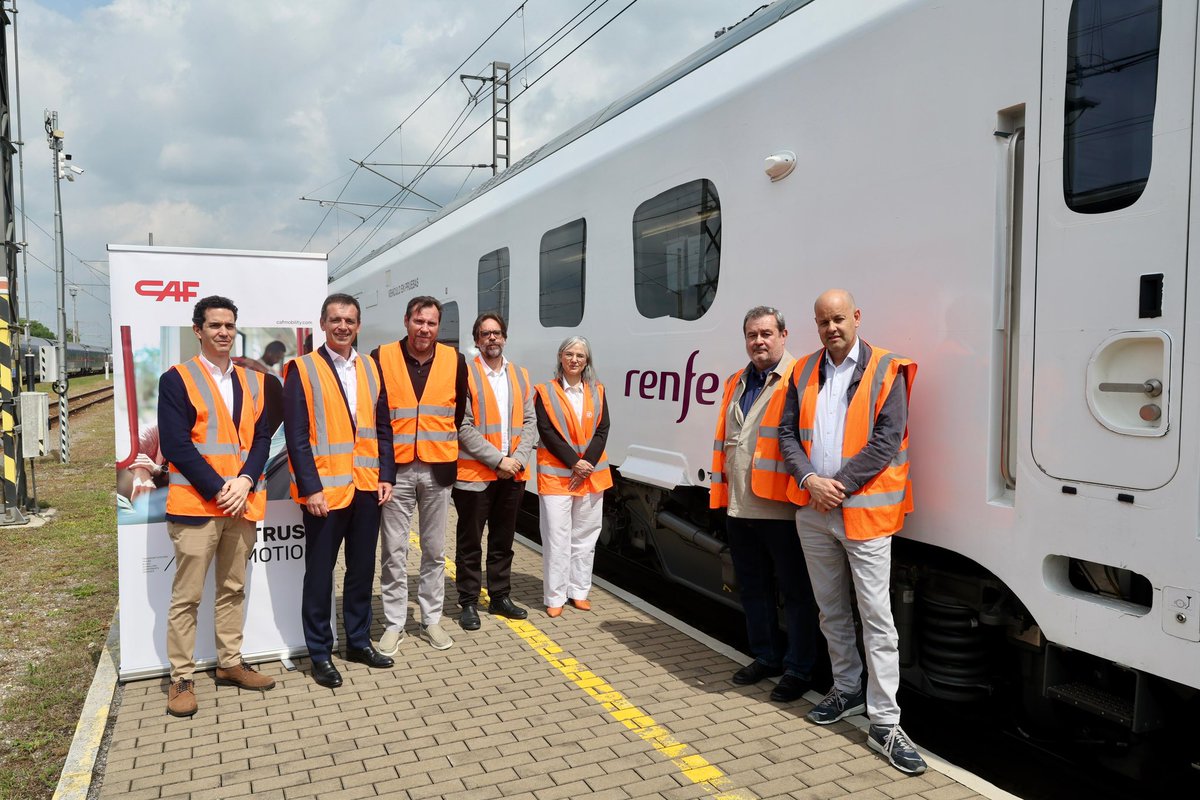 oscar_puente_'s tweet photo. Acabo de visitar el circuito de pruebas de Velim, en República Checa, donde he podido ver los nuevos trenes CAF comprados por Renfe con una inversión de 520 M€.

70 unidades que operarán en Media Distancia y que forman parte de la mayor renovación de flota de nuestra historia. https://t.co/1EP5hW1Epi