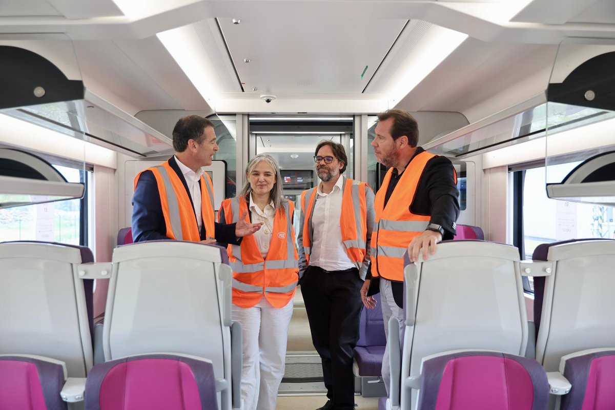 oscar_puente_'s tweet photo. Acabo de visitar el circuito de pruebas de Velim, en República Checa, donde he podido ver los nuevos trenes CAF comprados por Renfe con una inversión de 520 M€.

70 unidades que operarán en Media Distancia y que forman parte de la mayor renovación de flota de nuestra historia. https://t.co/1EP5hW1Epi