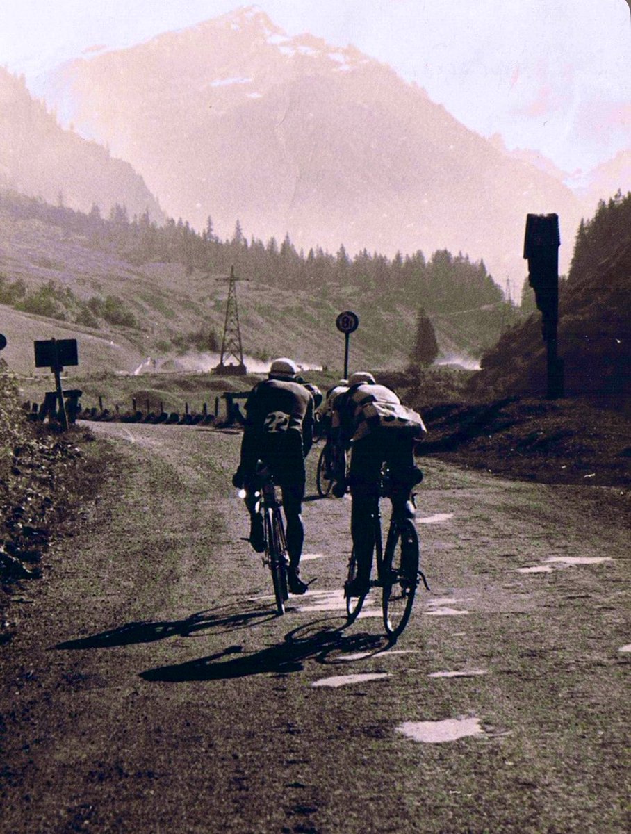 zientwelnateam's tweet photo. Tour de Swiss🇨🇭 kiedyś …nieutwardzona nawierzchnia,piękne widoki i ciężkie powietrze…🫠😉#wełnateam #oldpeleton #Tourdeawiss #swissalp https://t.co/UivNRrBEas