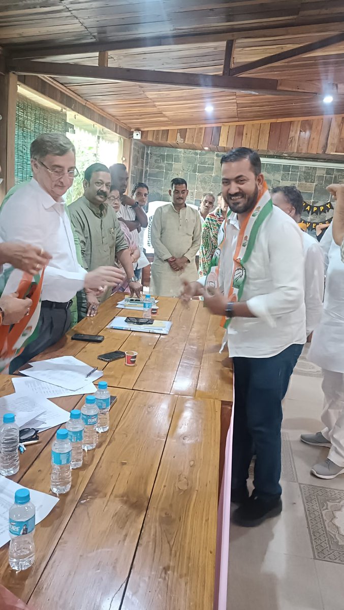 RizwanAliKoty's tweet photo. नगर कांग्रेस कमेटी जबलपुर की प्रथम कार्यकारिणी बैठक में नवनियुक्त पदाधिकारी के रूप में राज्यसभा सांसद श्री @VTankha जी द्वारा स्वागत किया गया। 🙏🏻 https://t.co/wDJ87CiNXf