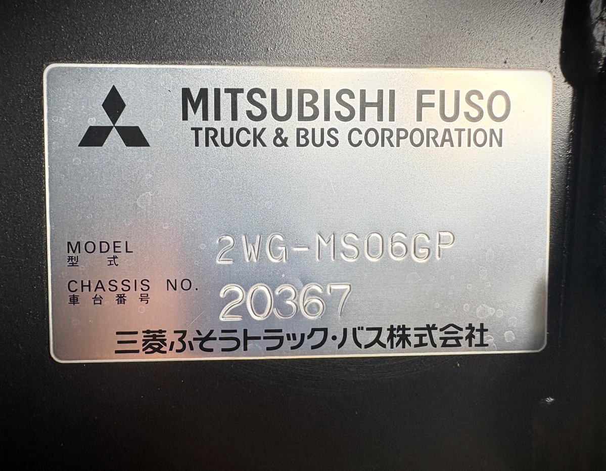 JRtokai_bus's tweet photo. 高速バスの新車、エアロエース「H74-2601」＆「H74-2602」はこちら！！🚌🚌

そして、「2WG」と書かれたコーションプレートはこちら！！🔍

そしてそして、新米車両に先輩風を吹かせる2年目のe-Palette君の姿はこちら！！ ( *´艸｀)ﾓｳ!! ﾑﾘｼﾁｬｯﾃ♪

#JR東海バス #新車 #エアロエース #三菱ふそう #2WG  #高速バス #夜行バス #営業運転開始までしばしお待ちください #ePalette #イーパレット #トヨタ