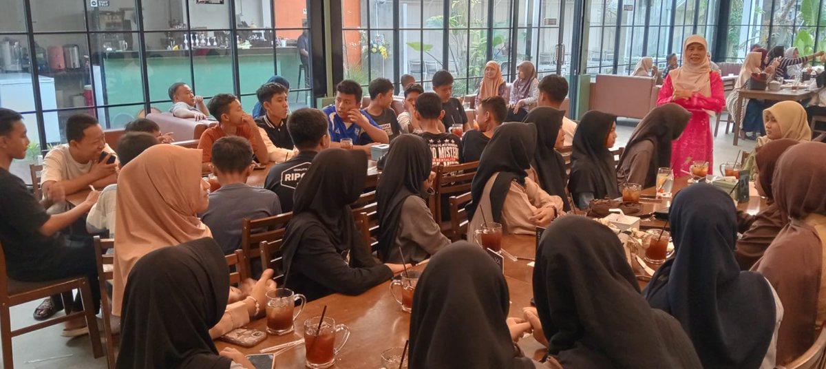 Luthfiadi1's tweet photo. Perpisahan walikelas dengan muridnya https://t.co/4j2xwMgrAE
