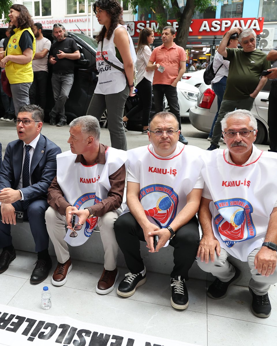 kamuiskonf's tweet photo. AÇLIK GREVİNDEKİ ÖĞRETMENLERİMİZİN YANINDAYIZ

Genel Başkanımız Orhan Yıldırım, Genel Sekreterimiz Şükrü Balun, Genel Mali Sekreterimiz Hakan Boyar, Genel Örgütlenme Sekreterimiz Sadık Doğrul ve Genel Özlük-Hukuk ve TİS Sekreterimiz Şenol Eyüboğlu, açlık grevinde olan Mülakat Mağduru ve Özel Sektör çalışanı öğretmenleri ziyaret etti.

Mülakat Mağdurun ve Özel Sektör Çalışanı öğretmenlerimizin insanca yaşam ve insanca çalışma koşulları taleplerine sahip çıkıyor; sürecin takipçisi olduğumuzu ve mücadelelerinin yanında yer aldığımızı ifade ediyoruz.
