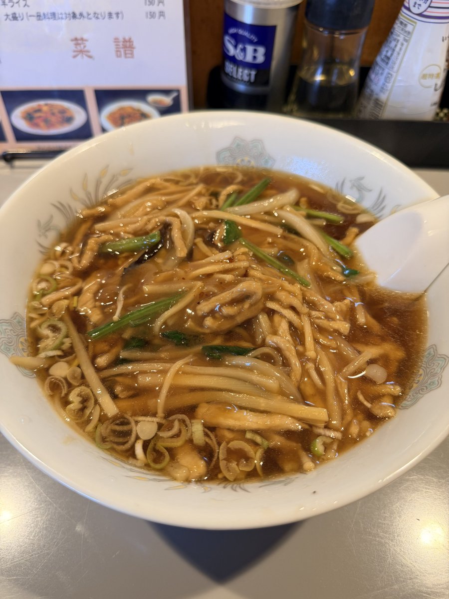 pdoojisan's tweet photo. 千曲市
幸味亭✨

豚細切りラーメン🍜

珍しく千曲で仕事、で近くのこちら💁‍♀️
the町中華！
こういうラーメンだろなぁって思ってたまさにその味👍👍
竹豚椎茸たっぷりの餡に王道中華💯💯
これが旨いんだ😋🍴
近場にあれば行きたくなりますな♪
町中華最高🙆‍♀️ https://t.co/AfevVWDdKb