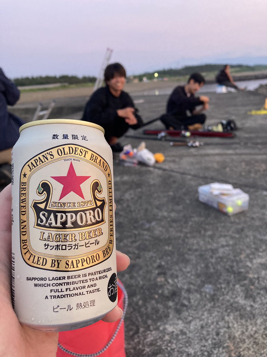 Strafe_F's tweet photo. 会社の実習生4人と釣り🎣
わしは飲むだけ
魚釣ってる釣り人を肴に飲む人やってる

あじぃ https://t.co/GI8YG40gEp